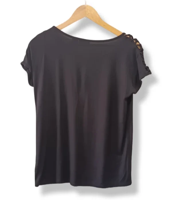 pixelcut-export-1757566991136 Polera negra con mangas trenzadas TAHARI