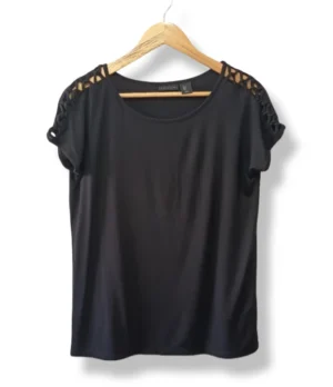 pixelcut-export-1757567021442 Polera negra con mangas trenzadas TAHARI