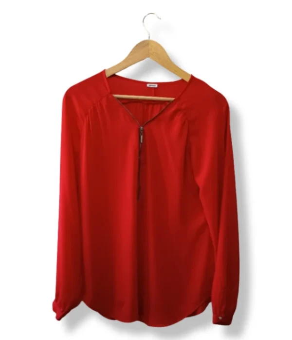 pixelcut-export-1757567615124 Blusa roja con cierre Pimkie – Talla M