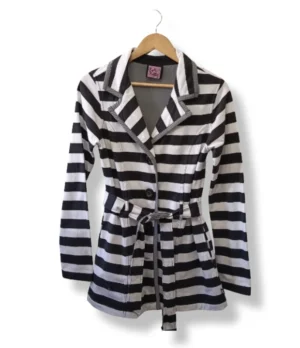 pixelcut-export-1757571256313 Chaqueta rayada blanco y negro La Kitty – Talla M