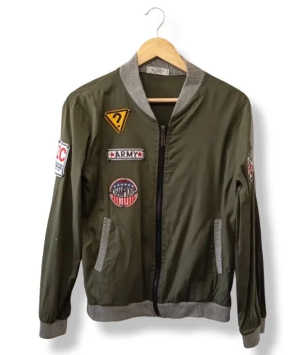 pixelcut-export-1757573388085 Chaqueta bomber verde con parches Mocili Street Wear – Talla S