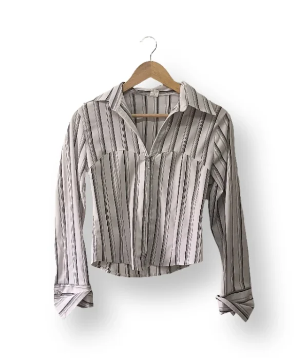 IMG_20251021_160552 Camisa corta a rayas con cierre frontal – Talla L