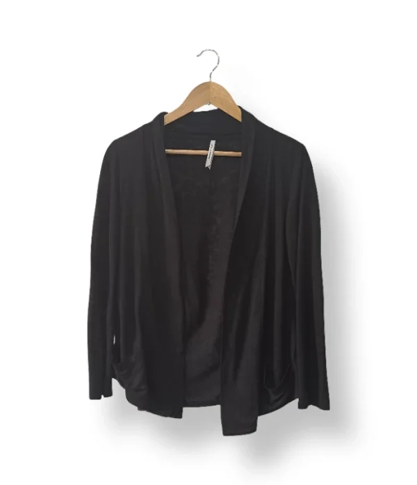 IMG_20251021_161150 Cárdigan liviano negro University Club – Talla M