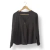 Blusa negra con botón frontal IO – Talla M
