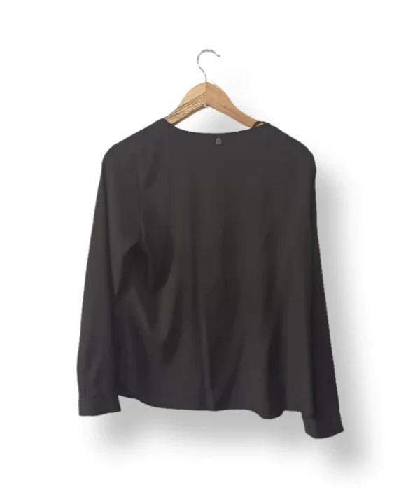Blusa negra con botón frontal IO – Talla M