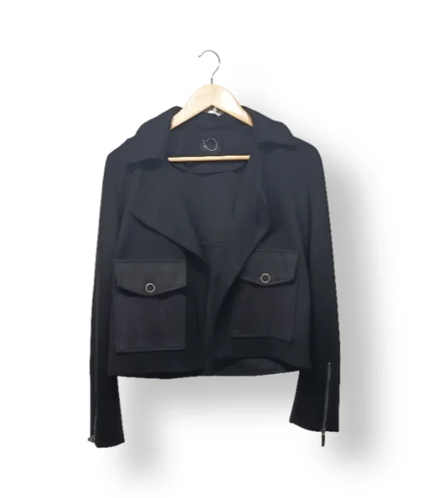 Chaqueta negra con bolsillos frontales IO, talla 38