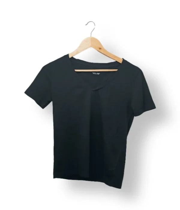 IMG_20251021_180528 Polera básica negra MNG