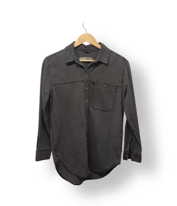 IMG_20251021_181626 Camisa negra de mezclilla, talla M