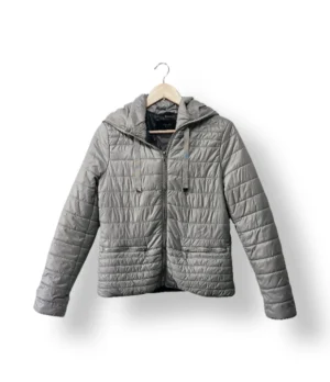 IMG_20251022_181250 Chaqueta acolchada liviana Reserved gris plata (Talla 40)