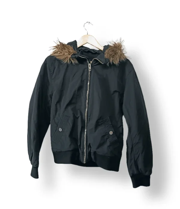 IMG_20251022_181632 Parka corta H&M negra con gorro de piel sintética (Talla S)