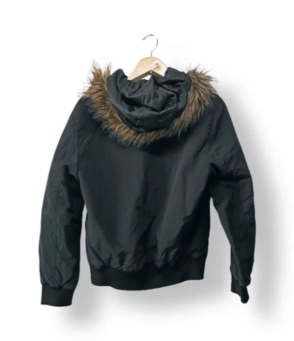 IMG_20251022_181641 Parka corta H&M negra con gorro de piel sintética (Talla S)