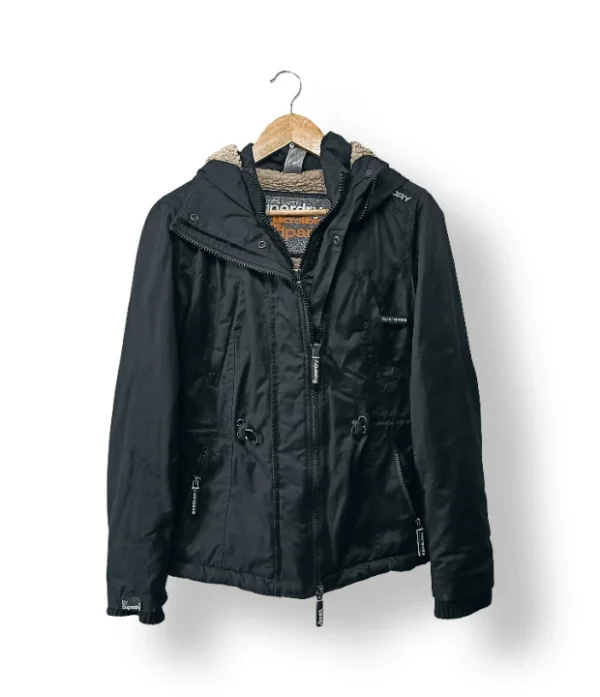 SUPERDRY Chaqueta Negra con Chiporro Interior (Talla S)