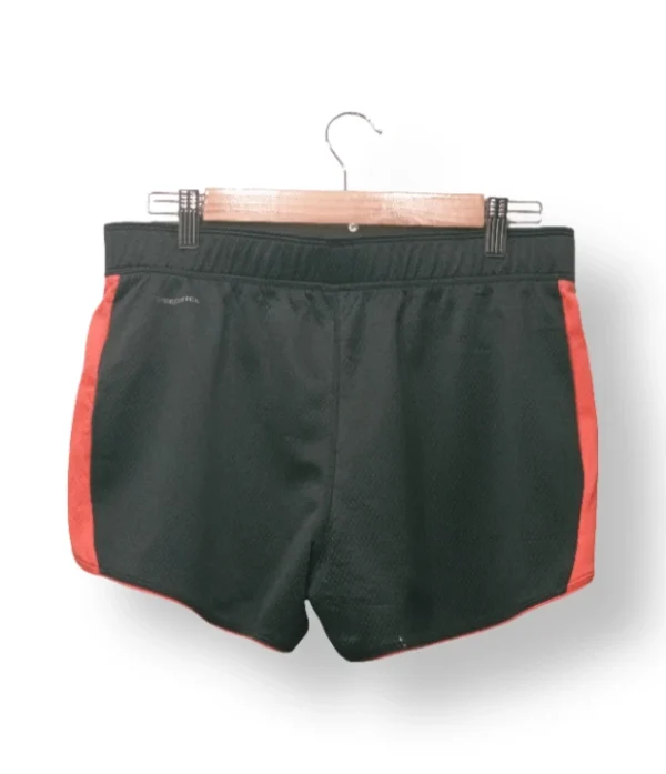 IMG_20251106_191844 Short deportivo negro con franjas rojas Reebok – Talla M
