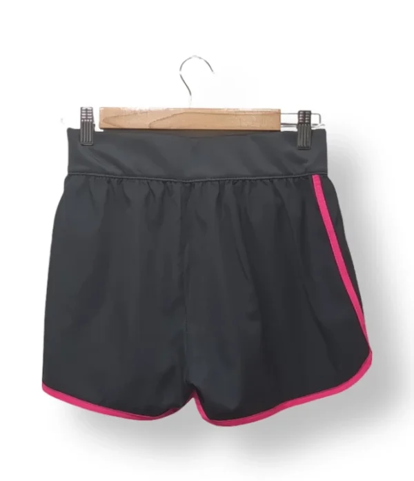 IMG_20251106_191950 Short deportivo negro con bordes fucsia Umbro – Talla S