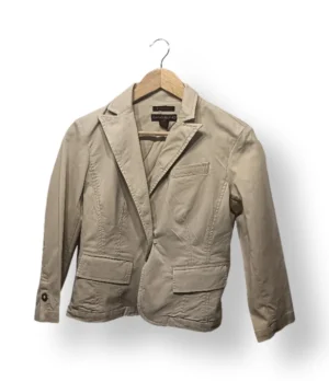 Blazer beige con bordado trasero – Talla M (estimada)