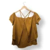 Blusa Doe & Rae mostaza off-shoulder con capas – Talla S (da hasta L)