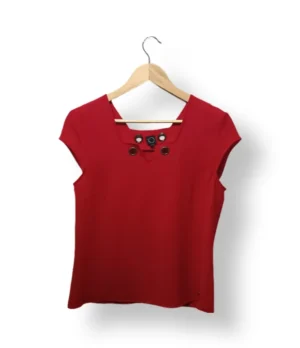 Blusa IO roja con argollas decorativas – Talla XS