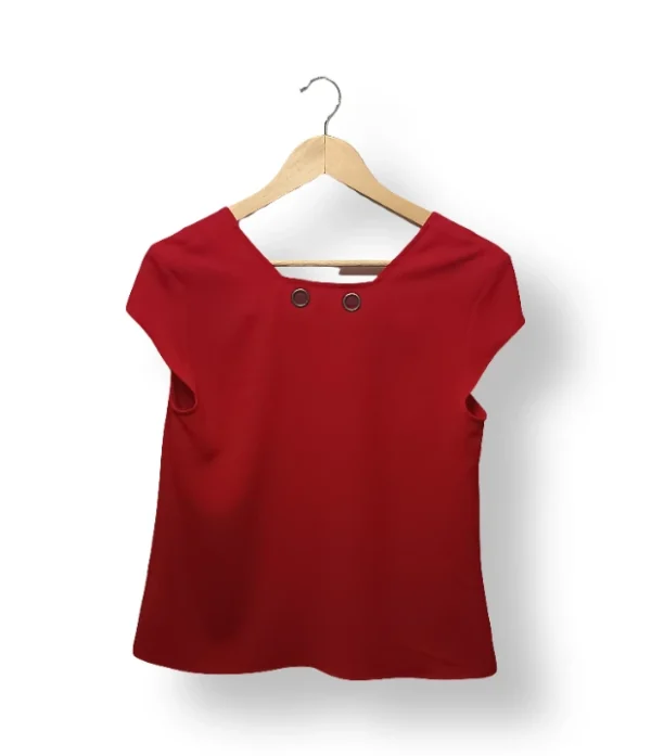 Blusa IO roja con argollas decorativas – Talla XS