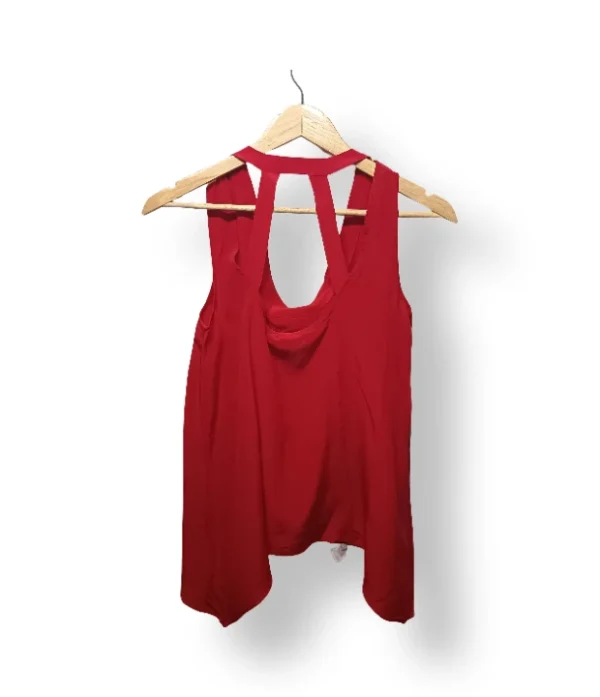 IMG_20251116_215038 Blusa BCBG MaxAzria roja asimétrica con espalda de tiras – Talla XS (da para S)
