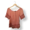 IMG_20251116_215126 Blusa Unique Spectrum hombros descubiertos coral con encaje – Talla S