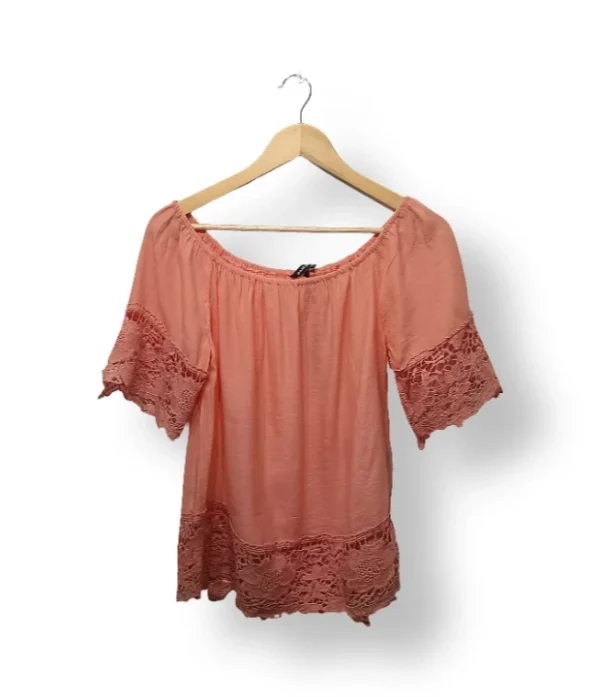 IMG_20251116_215126 Blusa Unique Spectrum hombros descubiertos coral con encaje – Talla S