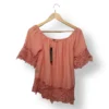 IMG_20251116_215138 Blusa Unique Spectrum hombros descubiertos coral con encaje – Talla S