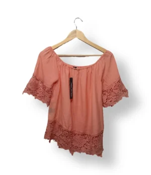 Blusa Unique Spectrum hombros descubiertos coral con encaje – Talla S