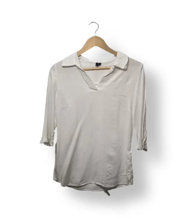IMG_20251116_215705 Blusa blanca IO con cuello abierto y mangas 3/4 – Talla M