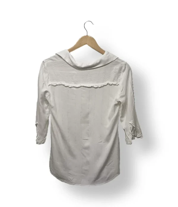 IMG_20251116_215711 Blusa blanca IO con cuello abierto y mangas 3/4 – Talla M
