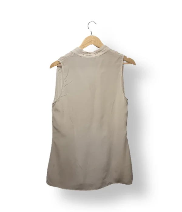 IMG_20251116_215912 Blusa Banana Republic sin mangas color crema – Talla L
