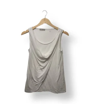 IMG_20251116_215919 (1) Polera Nex blanca con drapeado frontal – Talla M