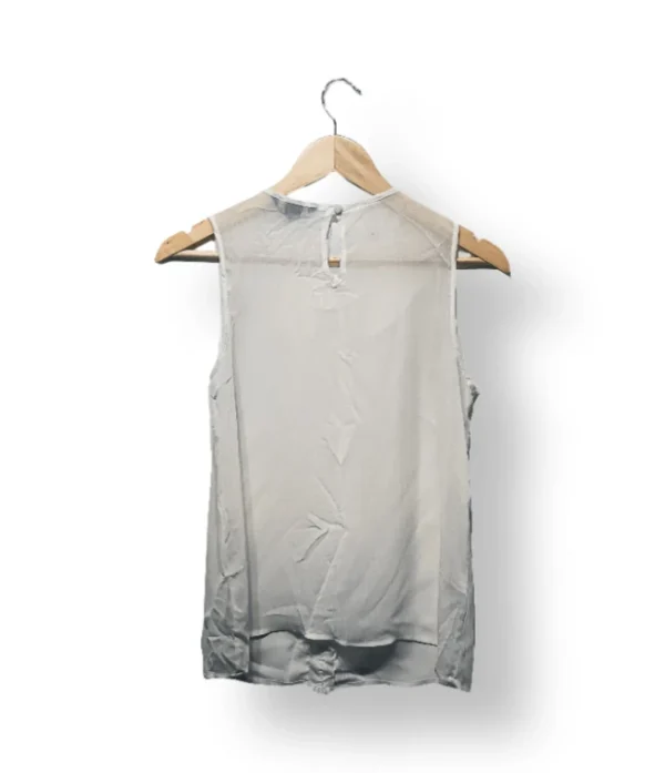 Blusa H&M blanca con cuello bordado, talla 36