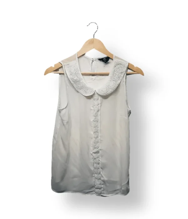 Blusa H&M blanca con cuello bordado, talla 36