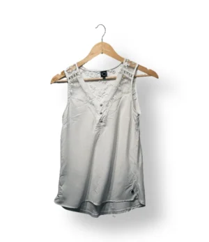 IMG_20251116_220110 (1) Blusa IO blanca con encaje floral, talla XS