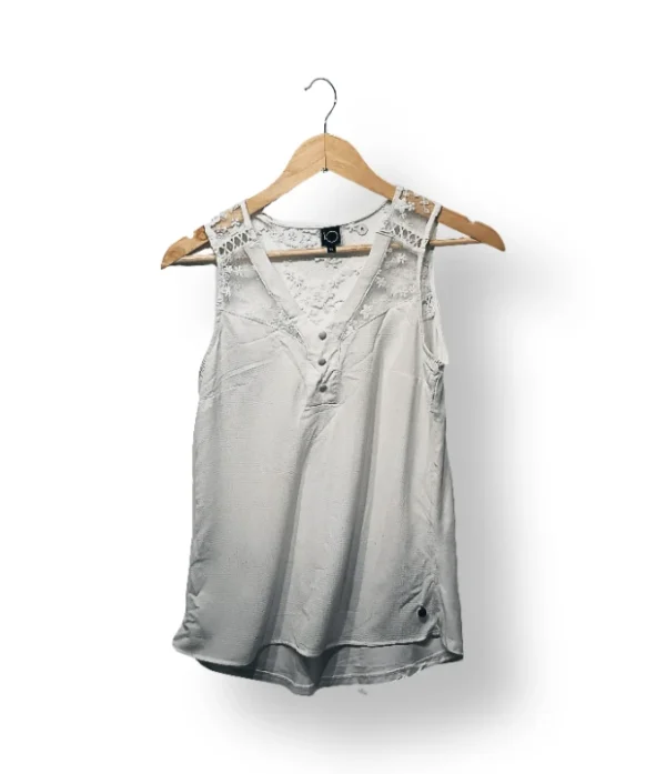 Blusa IO blanca con encaje floral, talla XS