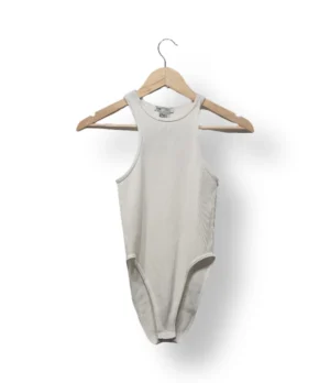 IMG_20251116_221527 (1) Body ZARA blanco acanalado cuello halter – Talla S