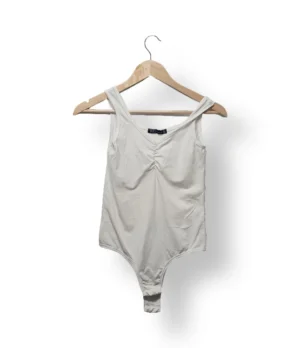 IMG_20251116_221548 (1) Body blanco Wados con frunce frontal – Talla S