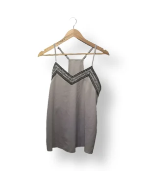 IMG_20251116_223212 (1) Top gris con encaje negro en V, talla M