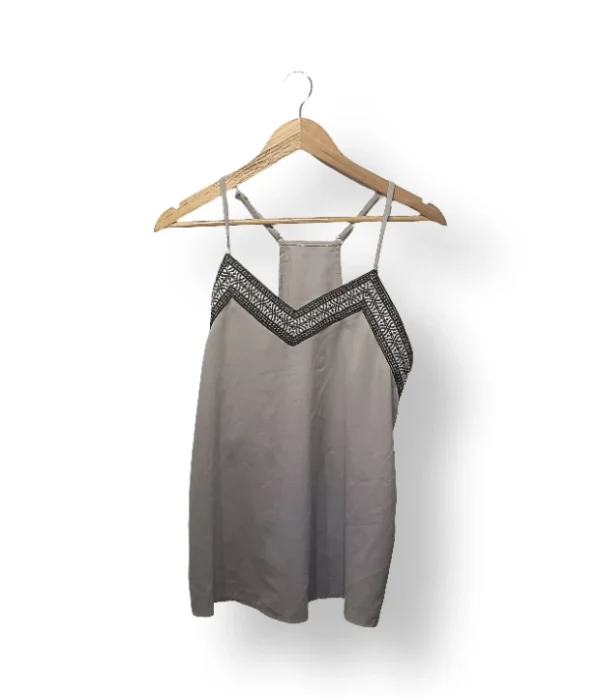 IMG_20251116_223212 (1) Top gris con encaje negro en V, talla M