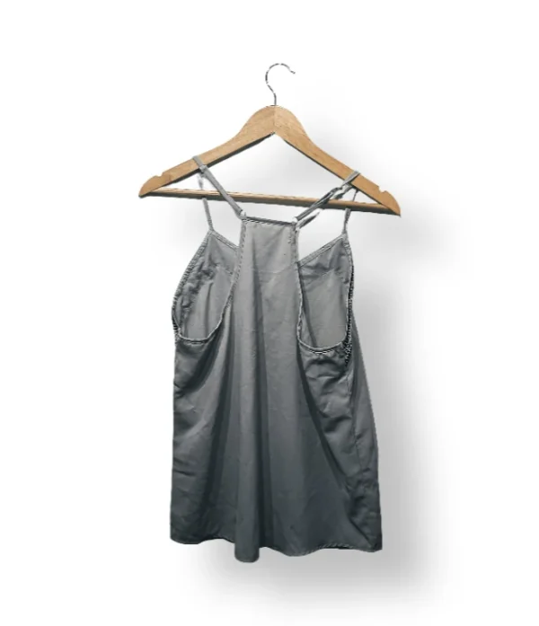 IMG_20251116_223312 (1) Top gris con encaje negro en V, talla M