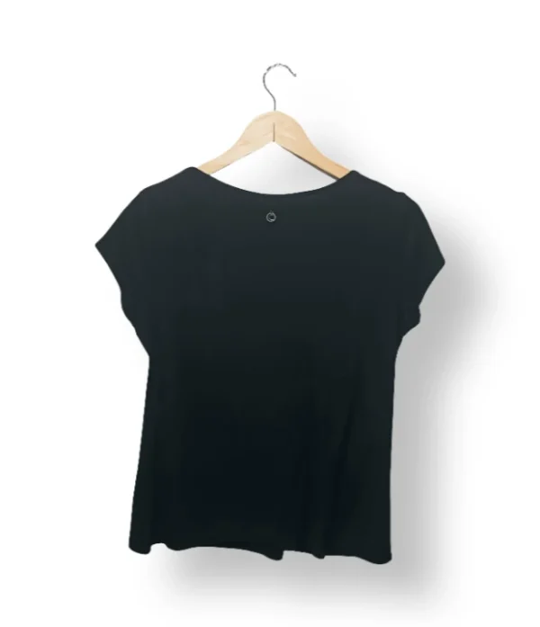 IMG_20251116_223921 Polera negra IO con aplicaciones brillantes, talla M