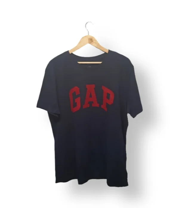 Polera GAP Azul Marino con Logo Rojo – Talla L