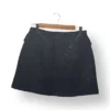 1000047006 (1) Falda negra efecto cuero Zara con botones decorativos, talla M
