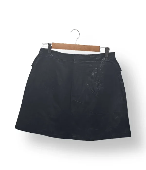 1000047006 (1) Falda negra efecto cuero Zara con botones decorativos, talla M