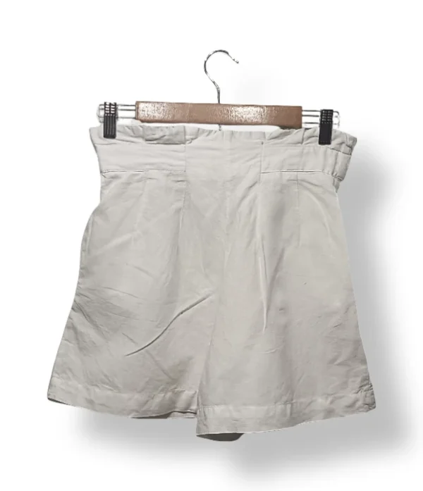 1000047025 Short H&M blanco de tiro alto con botones decorativos, talla 36