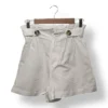 1000047026 Short H&M blanco de tiro alto con botones decorativos, talla 36