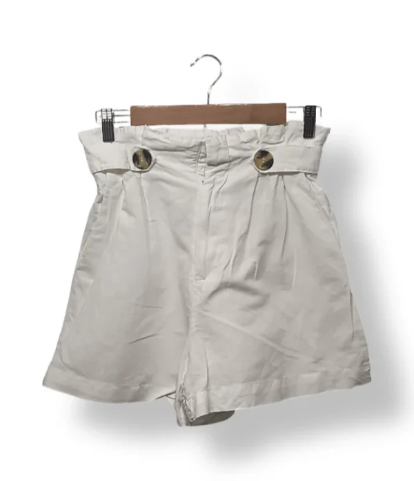 1000047026 Short H&M blanco de tiro alto con botones decorativos, talla 36