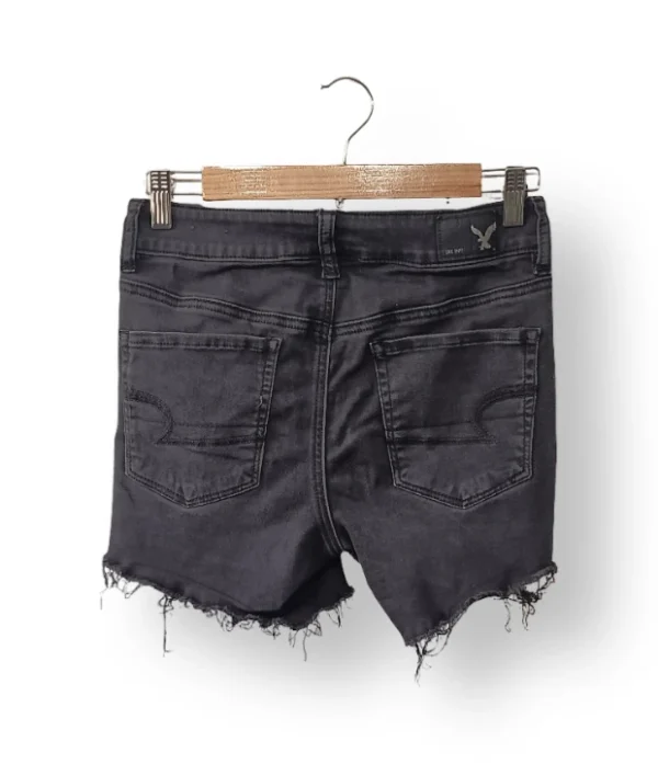 IMG_20251201_132316 Shorts denim negro deshilachado American Eagle – Talla 36/38
