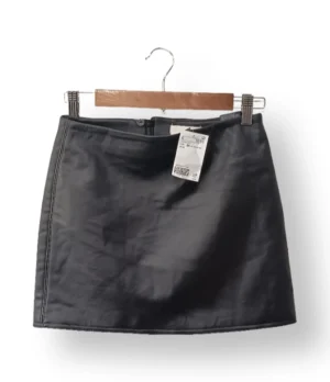 Falda mini negra efecto cuero H&M – Talla XS
