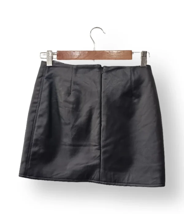 IMG_20251201_132519 Falda mini negra efecto cuero – Talla S
